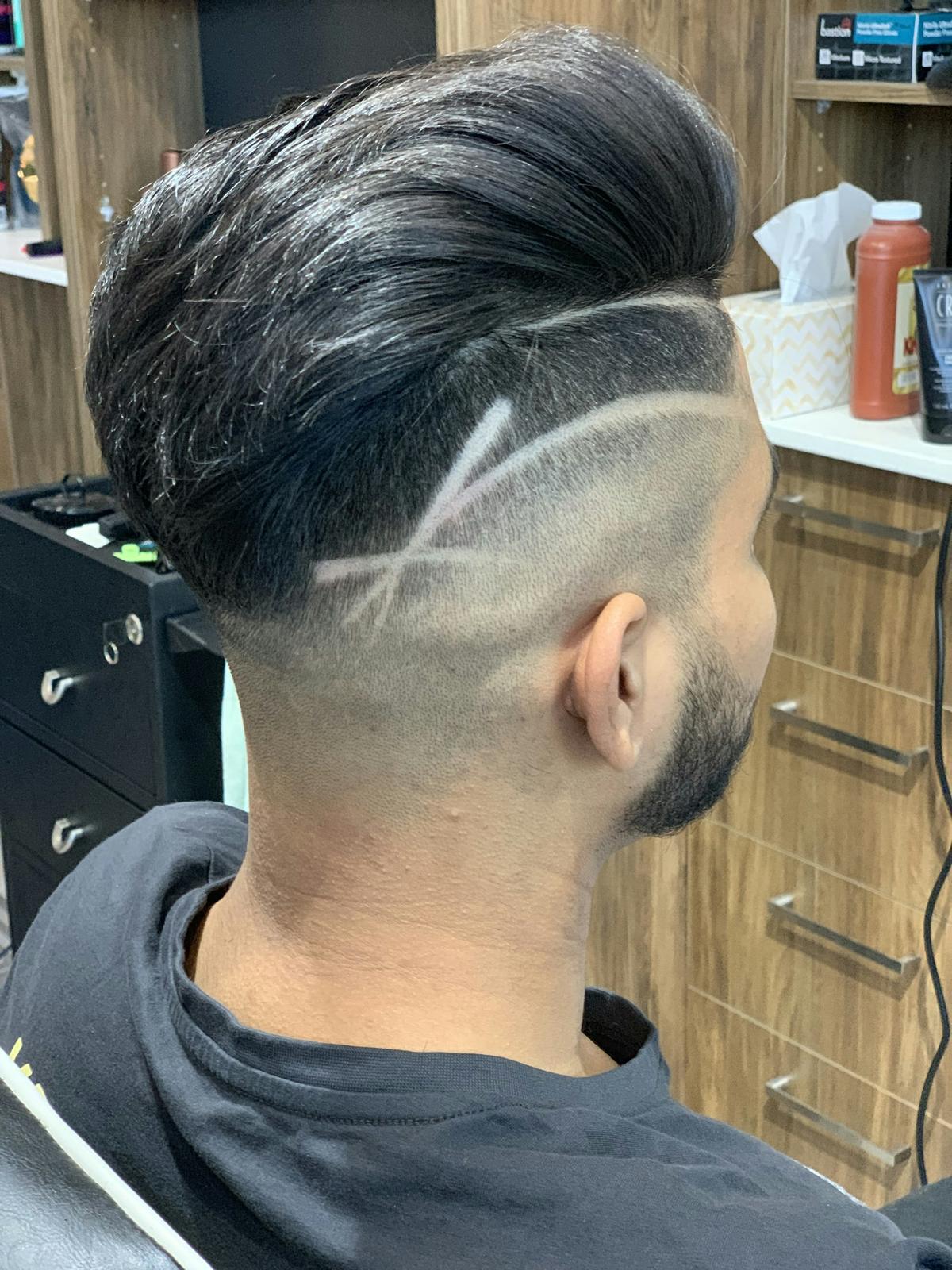 Skin fade met een geschoren lijn, van achteren gezien