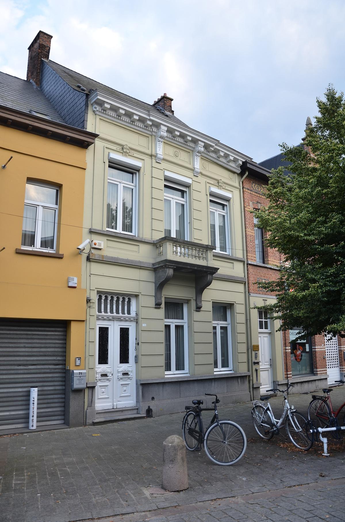 Gevels in de Kiliaanstraat in Duffel, met fietsen op de stoep
